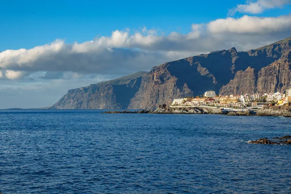 Los Gigantes kayalıklarla ve Binalar Tenerife — Stok fotoğraf