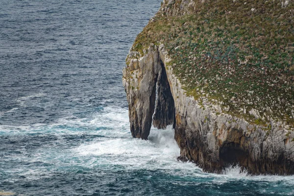 Puissance de l'océan sur les rochers — Photo