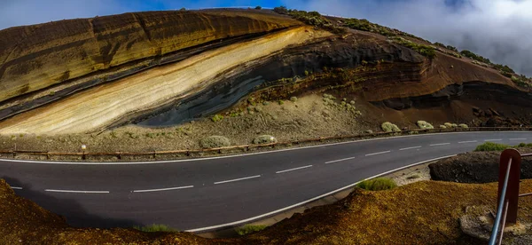 Иконописная горная дорога на Тенерифе с вулканическими склонами — стоковое фото