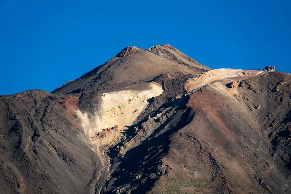 Krater wulkanu Teide śniegiem przeciw błękitne niebo — Zdjęcie stockowe