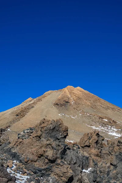 Cráter del volcán del Teide y cielo azul, composición vertical — Foto de Stock