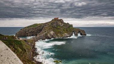 San Juan de Gaztelugatxe dramatik uzun pozlama