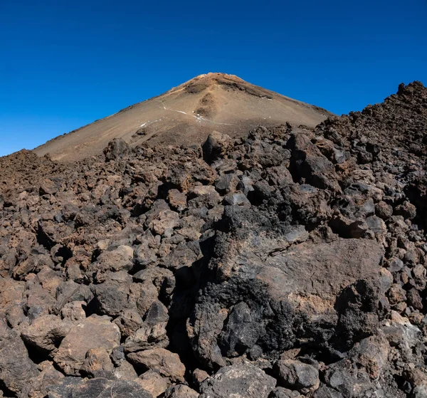 Hlavní kráter sopky Teide a modrá obloha nad skalní lávová pole — Stock fotografie