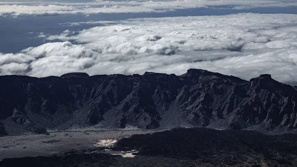 Vista aérea de la cordillera como barrera para las nubes — Foto de Stock