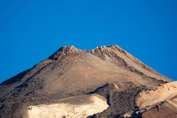 Vrchol Teide kultovní hory kráteru proti modré obloze — Stock fotografie