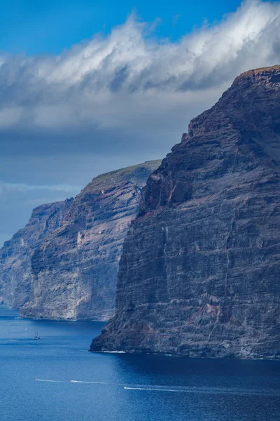 Los Gigantes klippor vertikala scen med mulen himmel — Stockfoto