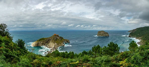 Översta enorm panoramautsikt över San Juan de Gaztelugatxe holme — Stockfoto