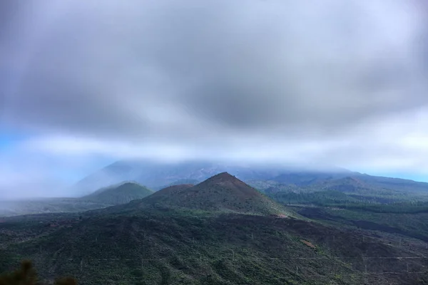 Uzun pozlama pamuk bulutların arkasında gizli Teide yanardağı — Stok fotoğraf