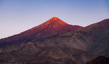 İkonik Teide yanardağı dağ tepe gün batımında