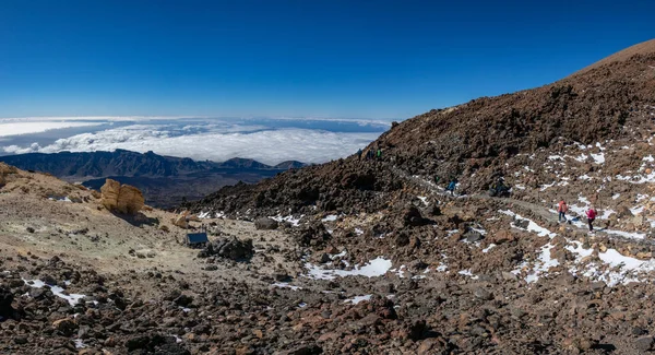 Pohled shora Teide kráter s stopy a turisté, Gigabyte — Stock fotografie