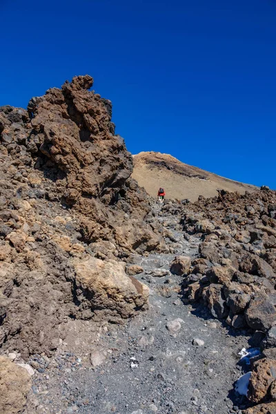 Trekking in the middle of lava fields ascending Teide volcano — Stock Photo, Image