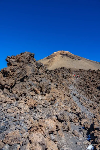 Trekking uprostřed lávového pole vzestupně kráter sopky Teide — Stock fotografie