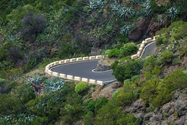 U-vorm gebogen weg in de buurt van Masca in Tenerife — Stockfoto