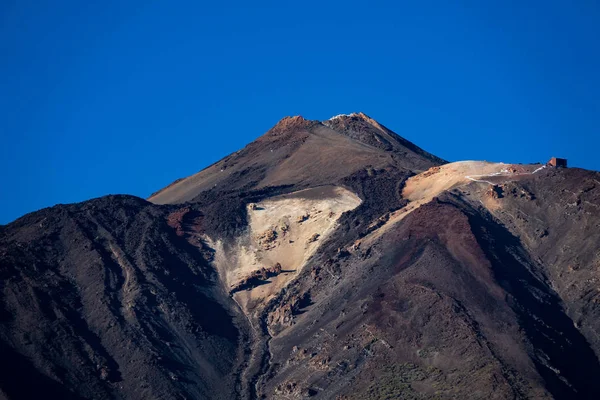 Kraterze Teide przeciw błękitne niebo, widok z dołu — Zdjęcie stockowe