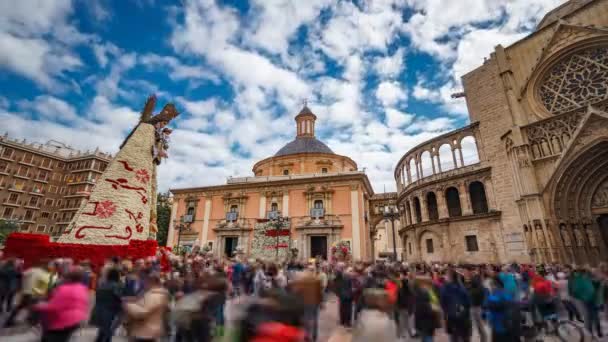 La gente borrosa visita la plaza virgen de Valencia — Vídeos de Stock
