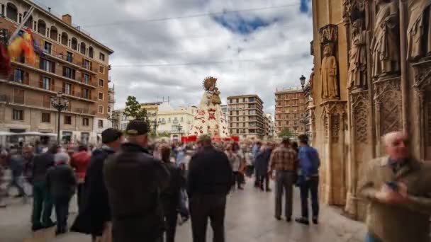 Persone sfocate visitano piazza vergine a Valencia dalla cattedrale, time lapse — Video Stock