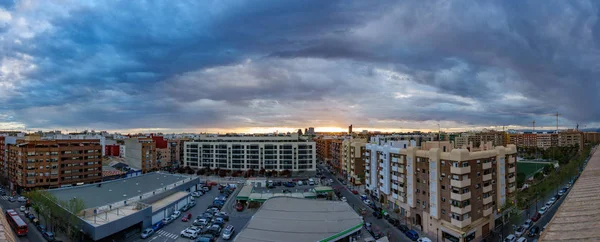 Panoramę miasta o zmierzchu razem z centrum handlowym — Zdjęcie stockowe