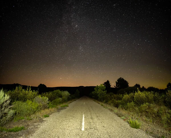 Vecchia strada nel cespuglio di notte illuminata sotto le stelle — Foto Stock