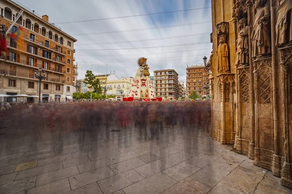 Larga exposición de flor virgen y catedral con turistas en Valencia —  Fotos de Stock