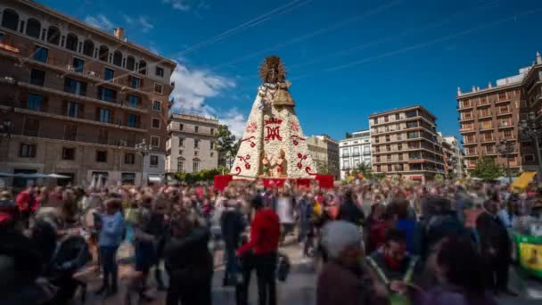 Wazig mensen bezoeken Maagd plaza in Valencia — Stockvideo