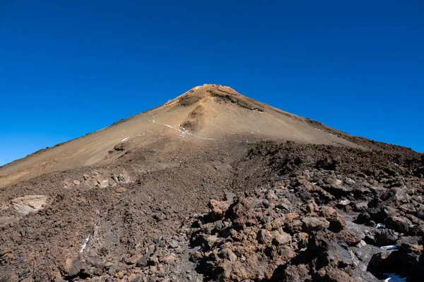 Cráter icónico del volcán del Teide contra cielo azul claro — Foto de Stock