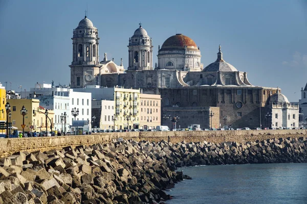 Catedral de Cádiz sobre a cidade com quebra-mar — Fotografia de Stock