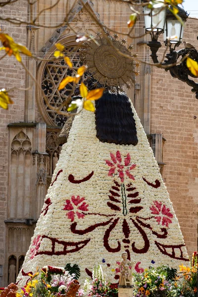 Bakifrån av las fallas oskuld cape byggd med blommor, Valencia — Stockfoto