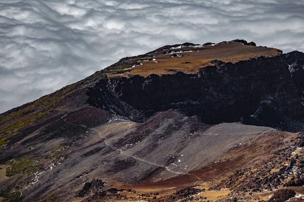 Vue de dessus du cratère volcanique au-dessus des nuages — Photo