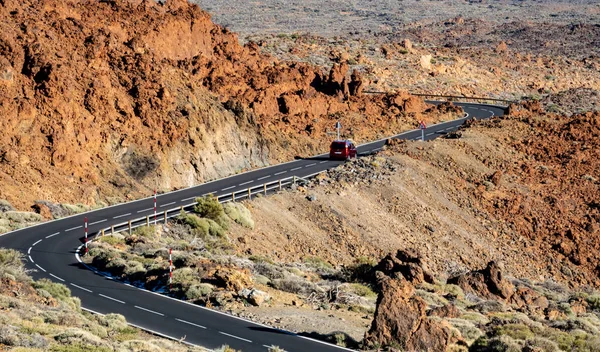 Carro e estrada no meio de campos de lava — Fotografia de Stock