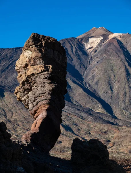 Kráter sopky Teide a Roques de Garcia rock, vertikální složení — Stock fotografie