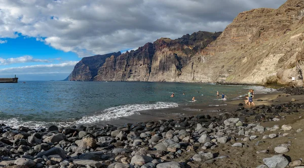 Guios beach med los gigantes klippor och suddig turister — Stockfoto