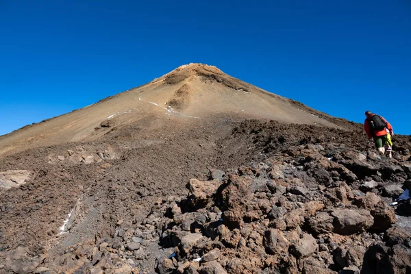 Pěší turisté k sopečný kráter Teide na Tenerife — Stock fotografie