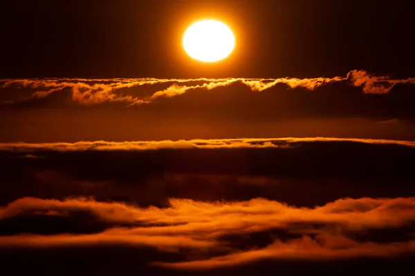 Slunce a mraky na západ slunce, letecký pohled — Stock fotografie