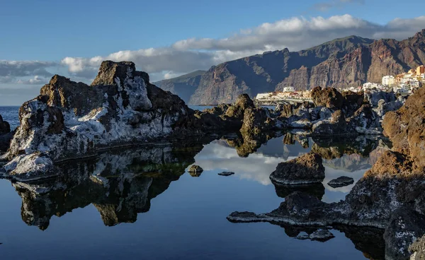 Los gigantes kayalıklarla ve Puerto de Santiago Köyü — Stok fotoğraf