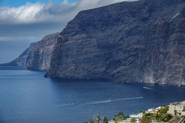 Tenerife çatıların arkasında Los Gigantes dikey kayalıklar — Stok fotoğraf