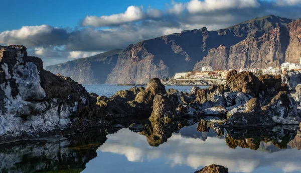 Los Gigantes kayalıkları ve Puerto de Santiago turistik köyü — Stok fotoğraf