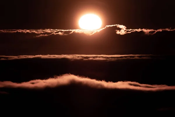 Sol e nuvens ao pôr do sol sobre o horizonte, vista aérea — Fotografia de Stock