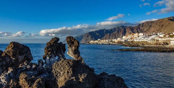 Los Gigantes klippor och Santiago hamn långskott — Stockfoto