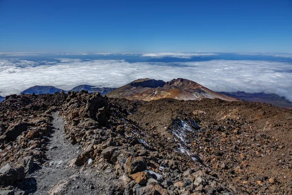 Cráter Pico viejo y sendero de senderismo rodeado de campos de lava — Foto de Stock