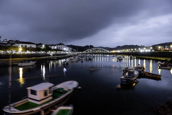Lång exponering av båtar i tid vatten nattetid — Stockfoto