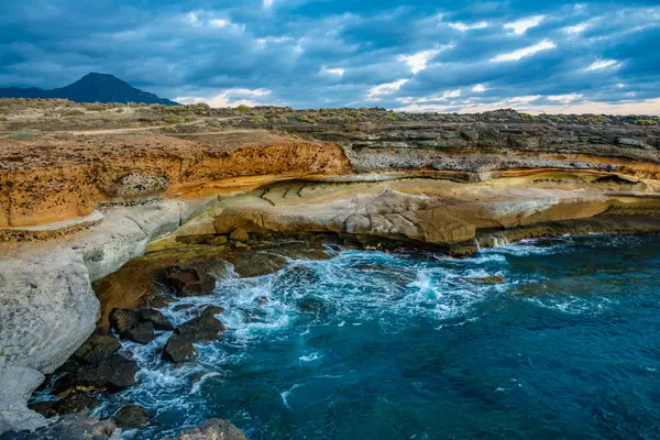 Caleta al atardecer con paisaje nublado y rocas —  Fotos de Stock