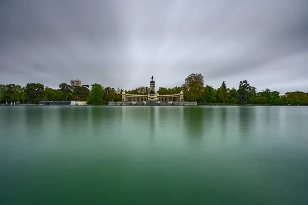 Ultralange Belichtung des el retiro Sees unter dem Sturm — Stockfoto