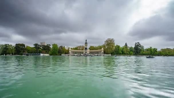 Madrid 'de fırtına bulutları altında El Retiro Gölü — Stok video