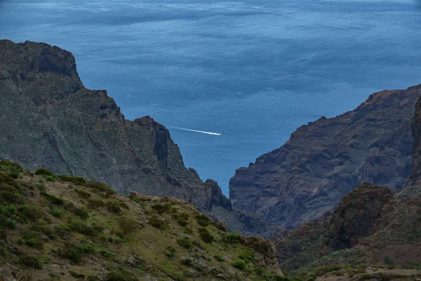 Top utsikt över båt som besöker Los Gigantes klippor i Teneriffa — Stockfoto