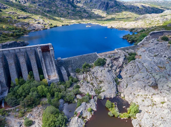 Bir kişi ile Sanabria kırık baraj havadan görünümü, Ispanya — Stok fotoğraf