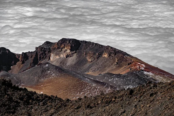 Veduta aerea del cratere sopra il cielo nuvoloso — Foto Stock