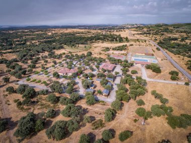 Holm meşe ormanı ortasında kamp havadan görünümü