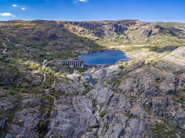 Puebla de Sanabria 'da kırık barajın havadan görünümü