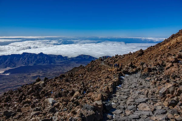 徒步旅行者在3000米以上的泰德火山顶上徒步旅行 — 图库照片