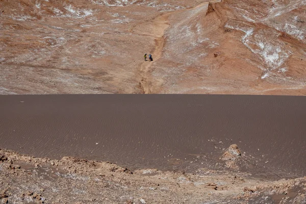 Piaszczyste wydmy i skały w skrajnym krajobrazie pustyni Atacama — Zdjęcie stockowe